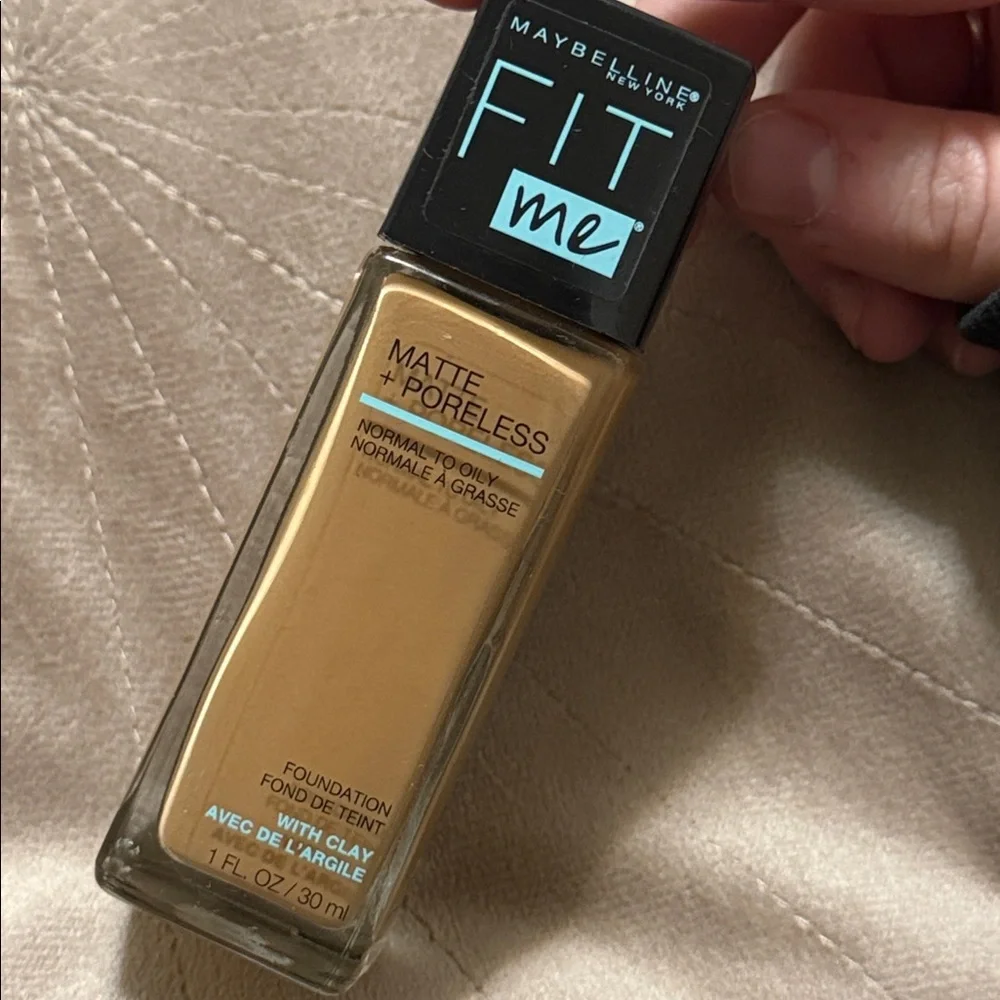 Maybelline Fit Me Matte + Poreless Foundation in the shade Golden Caramel